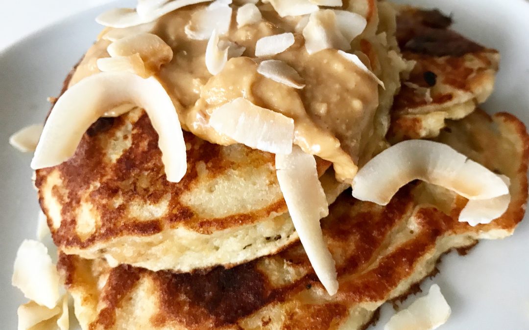 Frukost/Mellanmål: Bananpannkaka med jordnötssmör och kokos