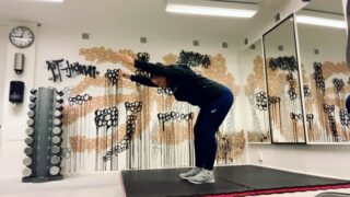 HEMMATRÄNINGSPASS: Helkropp med egen kroppsvikt och fokus core samt rörlighet! 💪🏻 Måndag, ny vecka och idag har jag tränat ett helkroppspass styrka med egen kroppsvikt och fokus på core samt rörlighet! 💪🏻😃 Eftersom mina senaste träningsvideos där jag gett tips på hemmaträningspass blivit såpass uppskattade bland er så fortsätter jag med att publicera även dagens stryketräningspass! Denna gången utan redskap/bebis! 😉 Passet passar alla som vill lägga lite extra kärlek till sen core och rörlighet. 👌🏻 Utför 1-4 varv av följande övningar: 🔹 10 Goodmornings med raka armar 🔹 10 Bordet till omvänd planka 🔹 10 Hög planka till hunden 🔹 10 Vandrande höftlyft 🔹 10 Omvända crunch (ju rakare ben desto tuffare) Trevlig träning! 💪🏻🙏🏼 #tränahemma #hemmaträning #karlstad #löpning #löparstyrka