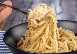 RECEPT: Pasta Carbonara av julskinkan! Såhär efter jul brukar det finnas en hel del rester kvar från julbordet, så jag tänkte passa på att dela ett recept på carbonara där du kan använda julskinka istället för bacon. Jag tyckte själv att det blev riktigt gott så hoppas det ska smaka även för dig! 😋 DU BEHÖVER: 🔹 500g valfri pasta 🔹 1 gul lök 🔹 ca 300g julskinka 🔹 4 ägg 🔹 2 dl valfri grädde 🔹 salt, svartpeppar 🔹 0,5 dl parmesanost SÅHÄR GÖR DU: 1️⃣ Koka pastan i saltat vatten enligt anvisningen på förpackningen. 2️⃣ Hacka löken stek den mjuk i en stekpanna. Strimla julskinkan och stek allt ytterligare någon minut. 3️⃣ Häll av vattnet från pastan och ha ned den stekta löken och skinkan i pastan. Knäck äggen och slå i grädden. Rör sedan om allt och smaka av med salt och peppar. Servera med lite riven parmesan på som topping samt även lite gröna ärtor! Smaklig måltid! 👌 Jag gissar att du kanske har lite mer överbliven mat än julskinka, här kommer några fler tips på vad du kan göra av julresterna: - Omelett - Grönkålschips - Pytt i panna - Makaronilåda P.S. Jag hjälper dig gärna med att nå ditt mål inom kost och träning med hjälp av onlinecoaching. Läs mer på http://marathonemma.se/online. #kostrådgivare #löpning #personligtränare #hälsa #marathonemmasmat
