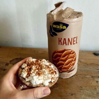 MELLANMÅLSTIPS: Wasa kanel + Keso 😋 Det är bara att ha på lite Keso på en knäckebrödsskiva och toppa med kanel så har du ett superenkelt samt supergott mellanmål! En stor favorit hos mig just nu som även lite extra julfeelings såhär vid dagarna innan julafton. 👌🏻😃 #kostrådgivare #mellanmål #jul #löpning #onlinecoaching #marathonemmasmat