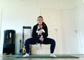 HEMMATRÄNINGSPASS: Träna med bebis! 💪🏻 Idag körde jag ett helkroppspass hemma tillsammans med Oliver och eftersom jag vet att många som följer mig är hemma och föräldralediga med små bebisar så passar jag på att dela passet här i flödet. 😃 Och du, om du inte har en bebis som redskap kan du alltid ta en viktskiva, kettlebell, gjutjärnsgryta eller fylla en ryggsäck med något tungt! 👌🏻👍🏻 Jobba i en cirkel 1-4 varv (själv hann jag 2,5 varv innan Oliver tröttnade 😅) med följande övningar: 🔸10 Sumoknäböj med liten bebis 🔸10 Armhävning med puss på liten bebis 🔸10 Framåtfällda bebisroddar 🔸10 Bebis twist För dig som är mamma, avsluta gärna med några knipövningar! 😃 OBS! Innan du som nybliven mamma kör passet är det EXTREMT viktigt att du är redo för samtliga övningar med god kontroll på bäckenbotten/mage, speciellt med att göra sista övningen bebis twist! 🙃 Bara för att jag kan göra dessa övningar xx veckor efter förlossningen så betyder det inte att du automatiskt kan göra det bara för att vi har ungefär lika gamla bebisar. Återhämtningen efter en graviditet är mycket individuell och känner du dig osäker på vad din kropp klarar av eller ej, kontakta då en PT med vidareutbildning i träning efter graviditet (ni som bor i Karlstad/Forshaga kan kontakta mig) eller en fysioterapuet med inriktning på återhämtning efter graviditet. 👍🏻 Vad säger ni, skulle det uppskattas med fler ”träna med bebis”-pass i flödet? 😃 #hemmaträning #marathonemmasträning #löpning #personligtränare #mammaträning #tränamedbebis #karlstad