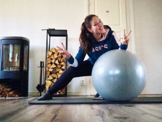 ATT LYCKAS MED HEMMATRÄNING! . Såhär i pandemi-tider är det väldigt många som inte går till gymmet pga smittorisken och har svårt för att få till hemmaträningen av olika anledningar. I detta inlägg delar jag med mig av de vanligaste ”misstagen” jag stöter på som PT och coach bland mina klienter och ger dig mina bästa tips för att lyckas! 😃💪🏻 . PLANERING! För att gå till gymmet krävs ofta planering med tid och dag för att det ska funka i vardagspusslet. Hemma är det betydligt lättare att tänka ”jag tar det sen”, känner du igen dig? Gå inte i den fällan utan planera vilka dagar du ska träna hemma och skapa en ny rutin! . VARIATION! När du går till gymmet så gör du förmodligen inte samma övningar varje gång med samma belastning, så varför göra det hemma? Saknar du inspiration till övningar och träningspass finns det fullt av sådana på nätet att hämta. Jag har även tänkt filma lite enkla pass och publicera här i min IG-feed när jag återhämtat mig lite mer från graviditeten. . UTMANA DIG SJÄLV! I gymmet är det lätt att utmana sig själv genom att lägga på mer vikt, men hur gör man hemma då? Ett enkelt tips är att göra övningarna mer explosivt, minska vilan eller byta ut övningarna till mer utmanande. Utmanar du inte dig själv så kommer ingen utveckling att ske! . REDSKAP! Det funkar självklart superbra att träna hemma med egen kroppsvikt, men efter ett tag kan det kännas lite enformigt och tråkigt. Ett tips är då att investera i några väl utvalda redskap. Mina personliga favoriter är gymboll, kettlebells och miniband. Med redskap är det dessutom lättare att variera sin träning. . TYDLIGT MÅL! Utan ett tydligt mål kan det vara svårt att hålla motivationen uppe till att hålla i träningen, oavsett om det är på gym eller hemma. Försök sätta ett specifikt och utmanande mål som du vill klara av som t.ex. göra en armhävning eller chins, springa 1 mil eller liknande. . TA HJÄLP! 🙏🏼 Vet du inte hur du ska lägga upp din träning eller bara saknar motivation helt? Våga då att ta hjälp av en PT eller onlinecoach som kan hjälpa dig att nå ditt personliga mål. Jag hjälper dig gärna med onlinecoaching/PT-online! Läs mer på marathonemma.se/online #hemmaträning #löpning