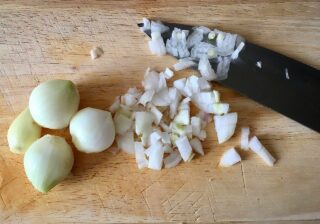 TIPS: Undvik tårar när du hackat lök! 🧅 🔪 Jag vet att många har känsliga ögon och har lätt till tårar när de hackar lök, jag själv tillhör den skaran. 😭 Jag vet också att många har små knep och ”lifehacks” för att t.ex. undvika tårar när de hackar lök. Så låt oss dela med oss av dessa små knep vettja? 😃 För mig funkar det till exempel bäst att hacka lök om jag gör det under fläkten med fläkten påslagen (och plattorna givetvis avstängda) samt smörjer in eggen på knivbladet med olja. Så vad är ditt bästa husmorsknep för att undvika tårar när du hackar lök? Dela gärna med dig i en kommentar! 😃 #lifehackiköket #lifehack #kostrådgivare #mat #löpning