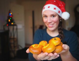 NJUT AV HÖGTIDER! 🌺 Det är fredag och till helgen är det redan 3e advent! Det innebär att julafton är snart här. I år blir den lite annorlunda i och med Corona men god julmat och godis finns att tillgå iaf. Många av mina kunder känner stress inför detta då de är rädda för att ”halka tillbaka” i gamla mönster eller förstöra sina hittills nådda resultat. Så idag tänkte jag dela med mig av några tips inför julen! 🌟 Du kan äta allt men inte alltid och forfarande uppnå resultat! Om du vill äta den där lussebullen till fikat så gör du det, men gör det inte varje dag utan välj ut dina tillfällen. Tillåt dig också att äta den där lussebullen till fikat! Förbud håller sällan på långsikt. 🌟 Skippa inga vanliga måltider för att ”göra plats” åt julgodiset. Ät näringsrik mat som vanligt och därefter äter godiset/sötsakerna som du är sugen på. Oftast blir man mindre sugen på godis/sötsaker om man håller en god och balanserad kosthållning i övrigt och inte är hungrig! 🌟 Ät dig mätt men inte ”övermätt”! Ofta triggar hungerkänslor cravings så försök att aldrig bli hungrig utan ät dig lagom mätt vid varje måltid. 🌟 Känn ingen skuld för att du inte hinner med den träning som är tänkt eller äter som du planerat under juldagarna. Det är bara några dagar på ett helt liv! Så länge du hittar tillbaka till dina gamla rutiner efter juldagarna kommer resultatet inte att påverkas på lång sikt! 🌟 Slutligen, lägg ned alla försök om att ”äta nyttigt” på julafton. Ät vad du vill och det du är sugen på! Fokusera istället på att hålla i dina vardagliga rutiner före och efter! Hoppas att dessa tips gav dig något! Fyll gärna på om du har något annat tips som du tycker saknas i en kommentar nedan. 👇🏼 P.S. Är du intresserad av onlinecoaching kost och/eller träning? Läs mer på www.marathonemma.se/online. #kostrådgivare #onlinecoaching #jultips #hälsa