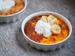 RECEPT: Kesokaka med saffran👩‍🍳 Många av er önskade recept på kesokakan med saffran efter att jag lagt upp den i en story. Er önskan är min lag, så här kommer äntligen receptet! 😉 Hoppas det ska smaka! DU BEHÖVER (1 port): 🔹1 ägg 🔹125g Keso 🔹1 msk vetemjöl (kan uteslutas) 🔹1 tsk honung eller socker (kan uteslutas) 🔹0,5 dl mjölk 🔹0,25 dl hackad sötmandel 🔹0,5 st hackad bittermandel 🔹0,25-0,5 paket saffran 🔹Kokosolja/smör att smörja formen med 🔹Valfri topping SÅHÄR GÖR DU: 1️⃣ Sätt ugnen på 225 grader. 2️⃣ Vispa ägget och blanda sedan ned övriga ingredienser (förutom topping och kokosolja). 3️⃣ Häll i en smord portionsform och grädda i mitten av ugnen under 20-25 minuter. 4️⃣ Toppa med valfria tillbehör, jag använde vaniljkvarg och banan som mellanmål. TIPS! Om du vill lyxa till det och äta kesokakan till fikat (eller behöver mer energi) kan du byta ut mjölken till grädde och servera kakan med en klick vispad grädde och sylt. FÖR VARIATION: Man kan egentligen smaksätta kesokakan med lite vad man vill, byt bara ut saffran och bittermandel mot något annat som du tycker om. Låt fantasin flöda helt enkelt! 😃‍ Smaklig måltid! 👌 #kostrådgivare #ptonline #mellanmål #Jul #kesokaka #marathonemmasmat