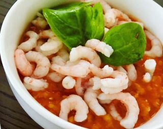 Ni som följer mig vet att jag verkligen älskar linser. 🙊 Den perfekta råvaran för att göra soppor och grytor lite matigare. Dessutom är det en superbra proteinkälla för vegetarianer. Som kostrådgivare tänkte jag idag bjuda på ett recept av en linssoppa med kokosmjölk och räkor. Den är mycket enkel att göra och tar inte alls lång tid, max 25 min! . Du behöver: 🔸 1 förpackning krossade tomater 🔸 6 dl kranvatten 🔸 2 st grönsaksbuljongtärningar 🔸 1 lime (saften) 🔸 0,5 tsk sambal olek 🔸 400g frysta räkor 🔸 3 dl röda linser 🔸 4 dl kokosmjölk (en burk) . Såhär gör du: 1️⃣ Häll kokosmjölk, krossade tomater, vatten, buljongtärningar och linser i en kastrull. Låt koka upp och kokos sedan på svag värme i ca 10 minuter. 2️⃣ Tillsätt sambal olek, limejuice och mixa lätt. 3️⃣ Toppa soppan med räkor och gärna krutonger och koriander. . Smaklig måltid! 😋👌🏻 . P.S. Vill du ha hjälp med din kost? Jag erbjuder kostrådgivning online, maila info@marathonemma.se eller gå in på www.marathonemma.se/online för att läsa mer (direktlänk finns i profilen @marathonemma). . #kostrådgivare #marathonemmasmat #recept