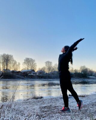 Alltså hur skönt är det inte att det trista gråa regnrusket äntligen gett med sig och lite solstrålar? 😃 Även om det inte blev någon snö till jul iår (hos oss) så får man vara glad för det lilla. 🥰 Jag har njutit av det fina vädret genom att försöka visats utomhus så mycket som möjligt med bl a en morgonjogg på julaftons morgon som var sådär magiskt vacker med frost, kolla bara på bilden! 😍 Just nu är jag uppe i totalt 24 min jogg (exkl. gåvilorna) på mina distans- och långpass och jag är så glad/tacksam över att min kropp återhämtat sig så bra hittills efter graviditeten. Fortsätter det såhär kommer det inte dröja länge till förens jag kan springa på som vanligt igen utan gåpauser under mina distans- och långpass! 😃 Då börjar träningen inför Göteborgsvarvet marathon den 19 September på riktigt. 👍🏻 Jag hoppas verkligen att det blir av, med tanke på utvecklingen av pandemin känns det som att man inte vågar hoppas på något i förskott.. Jag kommer iaf träna inför det då jag redan är anmäld sedan typ 1 år tillbaka och mitt mål kommer vara att bara ta mig runt inom 6h utan att bli skadad, dvs inga tidsmål! 🙃 Har du satt upp några löparmål (eller annat träningsmål) för 2021 än? Eller vågar du inte det pga pandemin? #löpning #ASICSFrontrunner #ASICSFrontrunnerSweden #klarälven #klarälvsbanan #karlstad #göteborgsvarvetmarathon