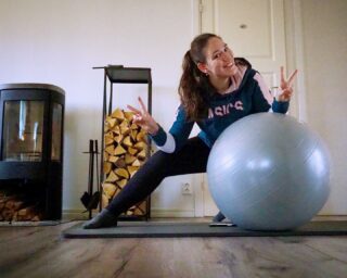 ATT LYCKAS MED HEMMATRÄNING! 💪🏻 . Såhär i pandemi-tider är det väldigt många som inte går till gymmet pga smittorisken och har svårt för att få till hemmaträningen av olika anledningar. I detta inlägg delar jag med mig av de vanligaste ”misstagen” jag stöter på som PT och coach bland mina klienter och ger dig mina bästa tips för att lyckas! . PLANERING! För att gå till gymmet krävs ofta planering med tid och dag för att det ska funka i vardagspusslet. Hemma är det betydligt lättare att tänka ”jag tar det sen”, känner du igen dig? Gå inte i den fällan utan planera vilka dagar du ska träna hemma och skapa en ny rutin! . VARIATION! När du går till gymmet så gör du förmodligen inte samma övningar varje gång med samma belastning, så varför göra det hemma? Saknar du inspiration till övningar och träningspass finns det fullt av sådana på nätet att hämta. Jag har även tänkt filma lite enkla pass och publicera här i min IG-feed när jag återhämtat mig lite mer från graviditeten. . UTMANA DIG SJÄLV! I gymmet är det lätt att utmana sig själv genom att lägga på mer vikt, men hur gör man hemma då? Ett enkelt tips är att göra övningarna mer explosivt, minska vilan eller byta ut övningarna till mer utmanande. Utmanar du inte dig själv så kommer ingen utveckling att ske! . REDSKAP! Det funkar självklart superbra att träna hemma med egen kroppsvikt, men efter ett tag kan det kännas lite enformigt och tråkigt. Ett tips är då att investera i några väl utvalda redskap. Mina personliga favoriter är gymboll, kettlebells och miniband. Med redskap är det dessutom lättare att variera sin träning. . TYDLIGT MÅL! Utan ett tydligt mål kan det vara svårt att hålla motivationen uppe till att hålla i träningen, oavsett om det är på gym eller hemma. Försök sätta ett specifikt och utmanande mål som du vill klara av som t.ex. göra en armhävning eller chins, springa 1 mil eller liknande. . TA HJÄLP! Vet du inte hur du ska lägga upp din träning eller bara saknar motivation helt? Våga då att ta hjälp av en PT eller onlinecoach som kan hjälpa dig att nå ditt personliga mål. Jag hjälper dig gärna med onlinecoaching/PT-online! Läs mer på marathonemma.se/online #löpning #hemmaträning